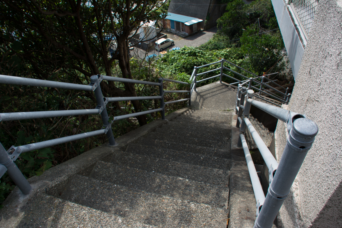 大沢バス停横の階段