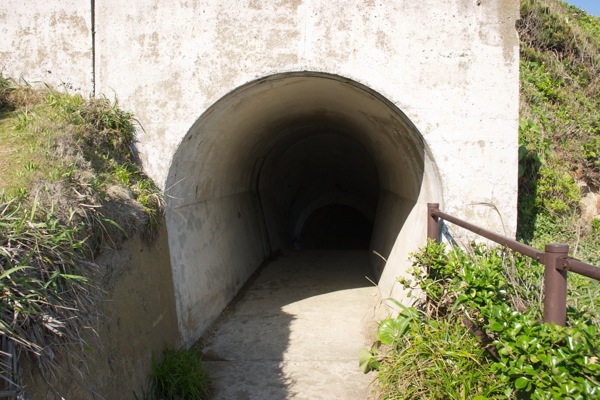 犬吠埼 海沿い通路のトンネル