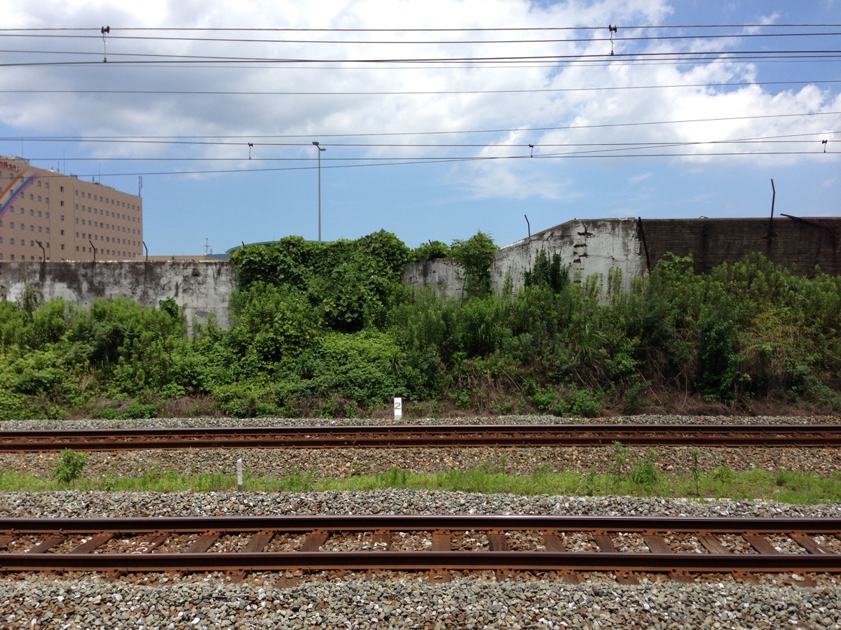 線路の向こうの壁 | kosukety blog