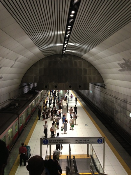 元町・中華街駅の天井をエスカレーターから撮影