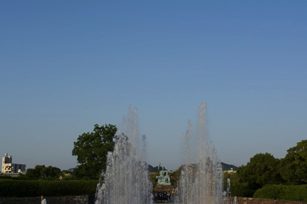 噴水の先の平和祈念像