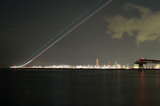 城南島海浜公園から羽田空港を離陸した飛行機の光の軌跡