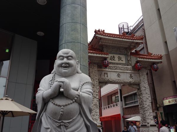 神戸の中華街の入り口の像