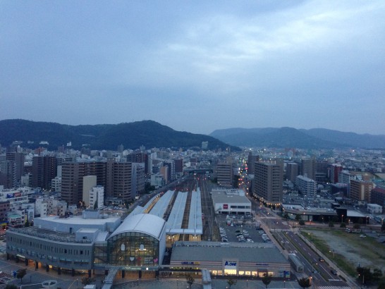 JRホテルクレメント高松から駅の眺め