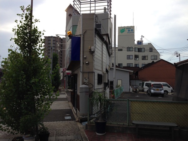 丸亀駅前の薄い建物