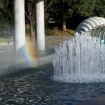 和田倉噴水公園の噴水と虹