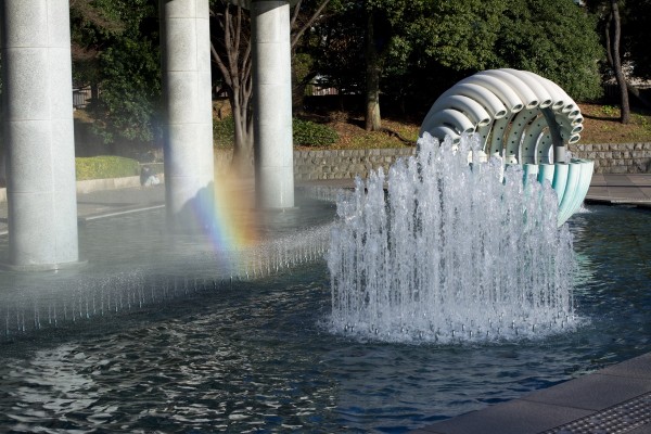 和田倉噴水公園の噴水と虹