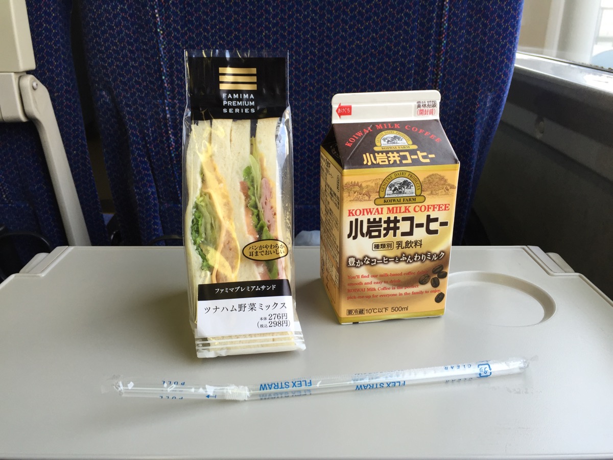 電車内で食べるサンドイッチ