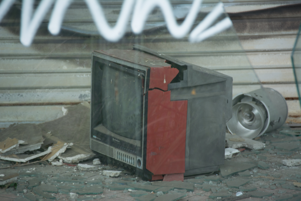 廃墟内のテレビ