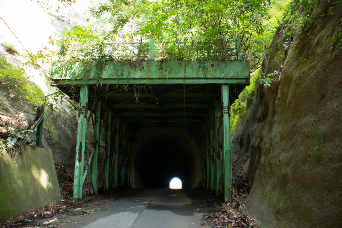 安房小湊方面に続くトンネル