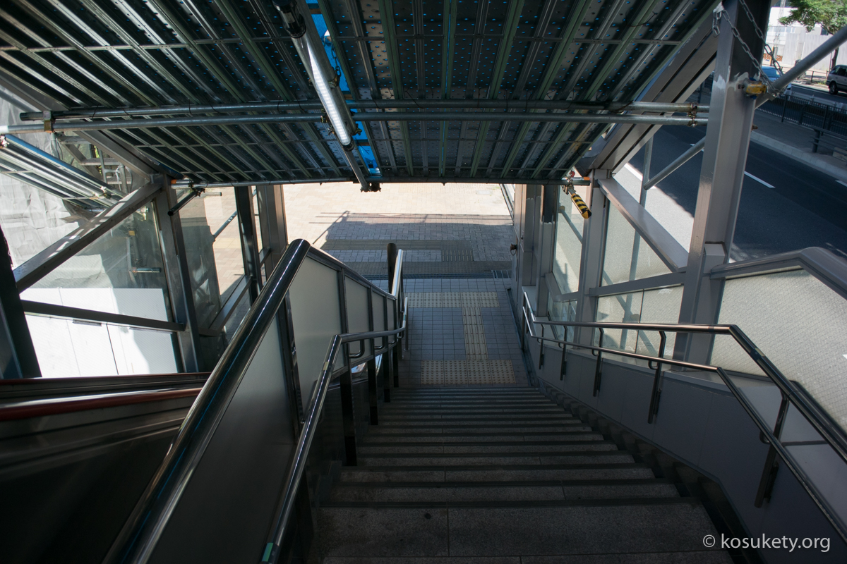 市場前駅の階段