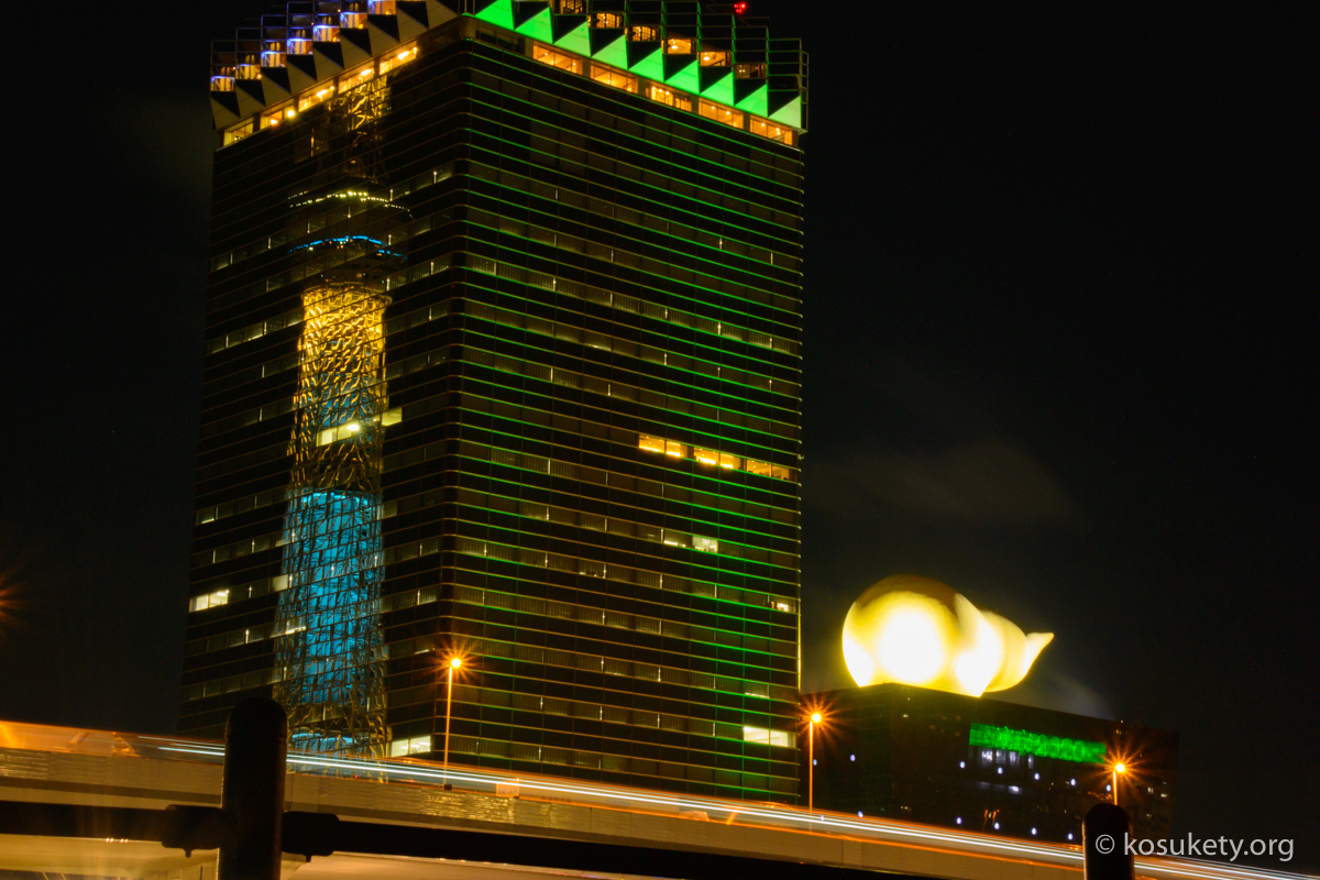 アサヒビール本社ビルに反射する夜の東京スカイツリー