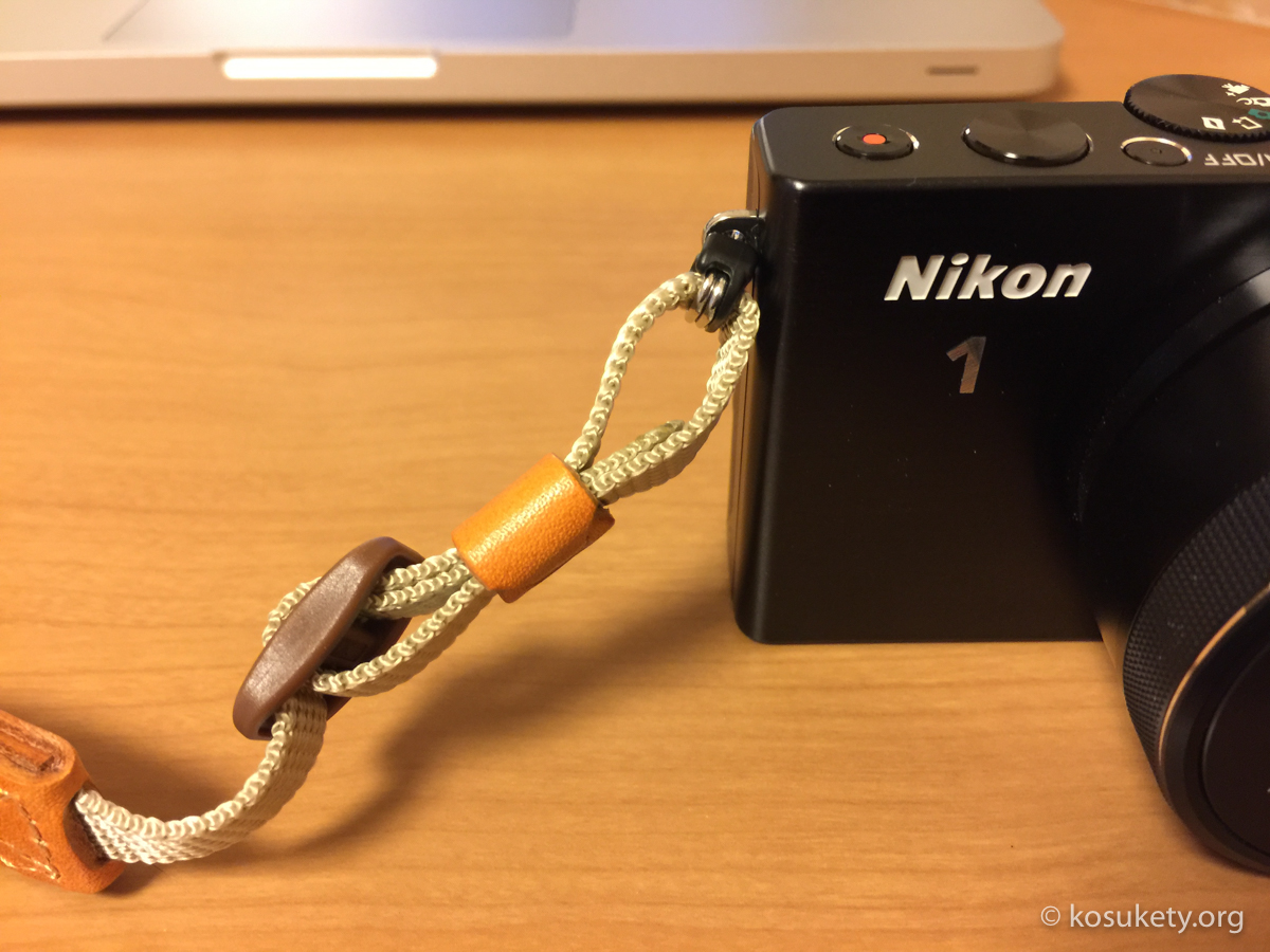 Nikon 1 J4に取り付けたハンディストラップ
