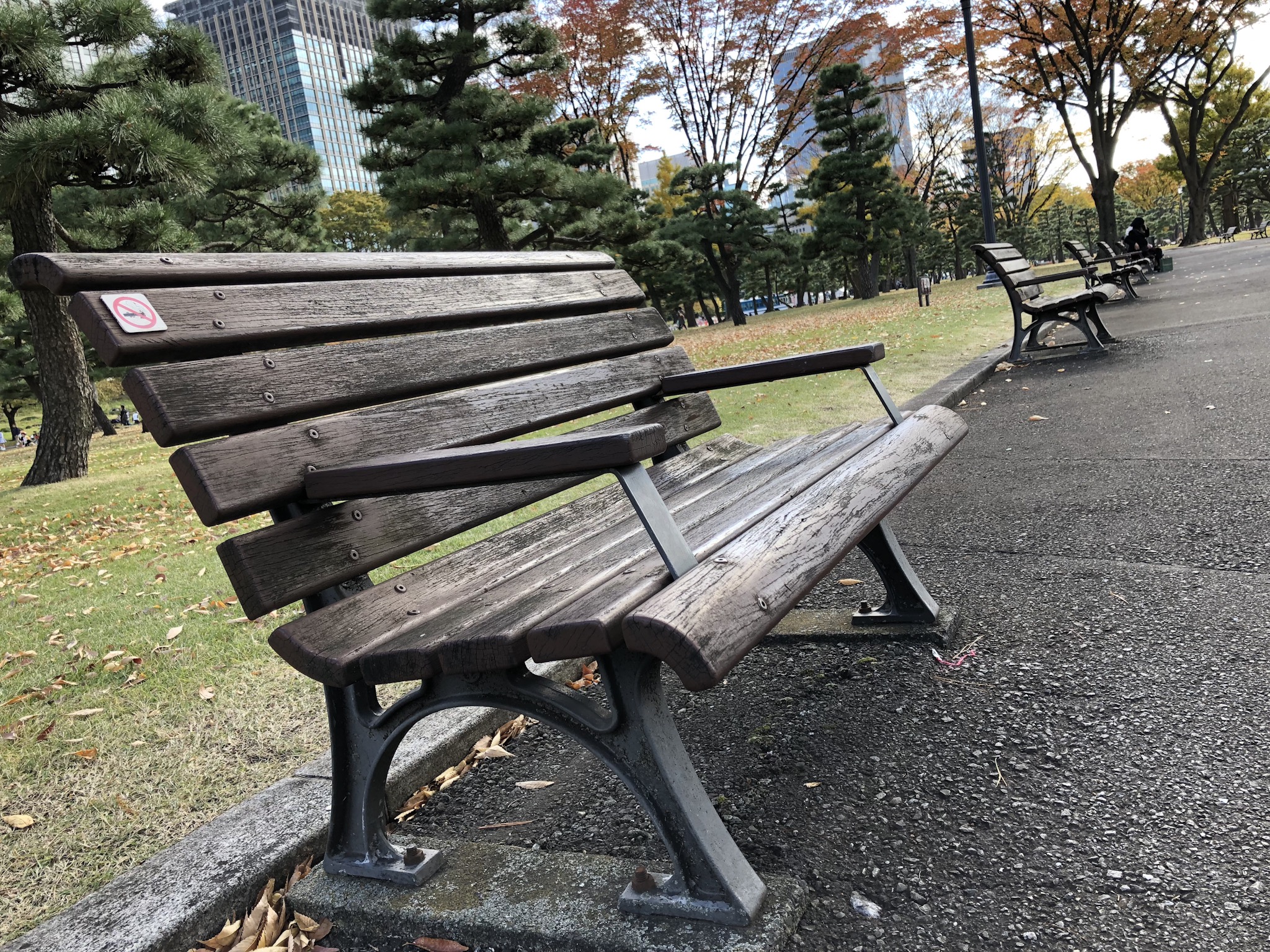 公園のベンチ。