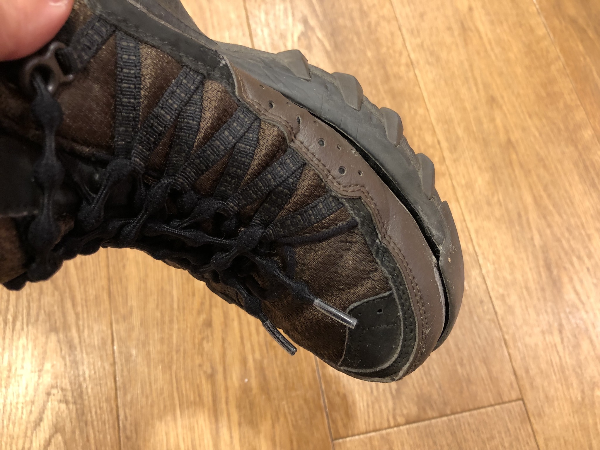 ナイキのタカオ。高尾山のような場所に登るためにデザインされた靴です。
